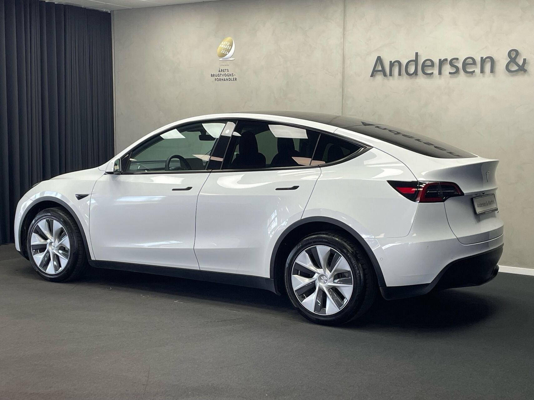 Hvid Tesla Model Y fra 2022