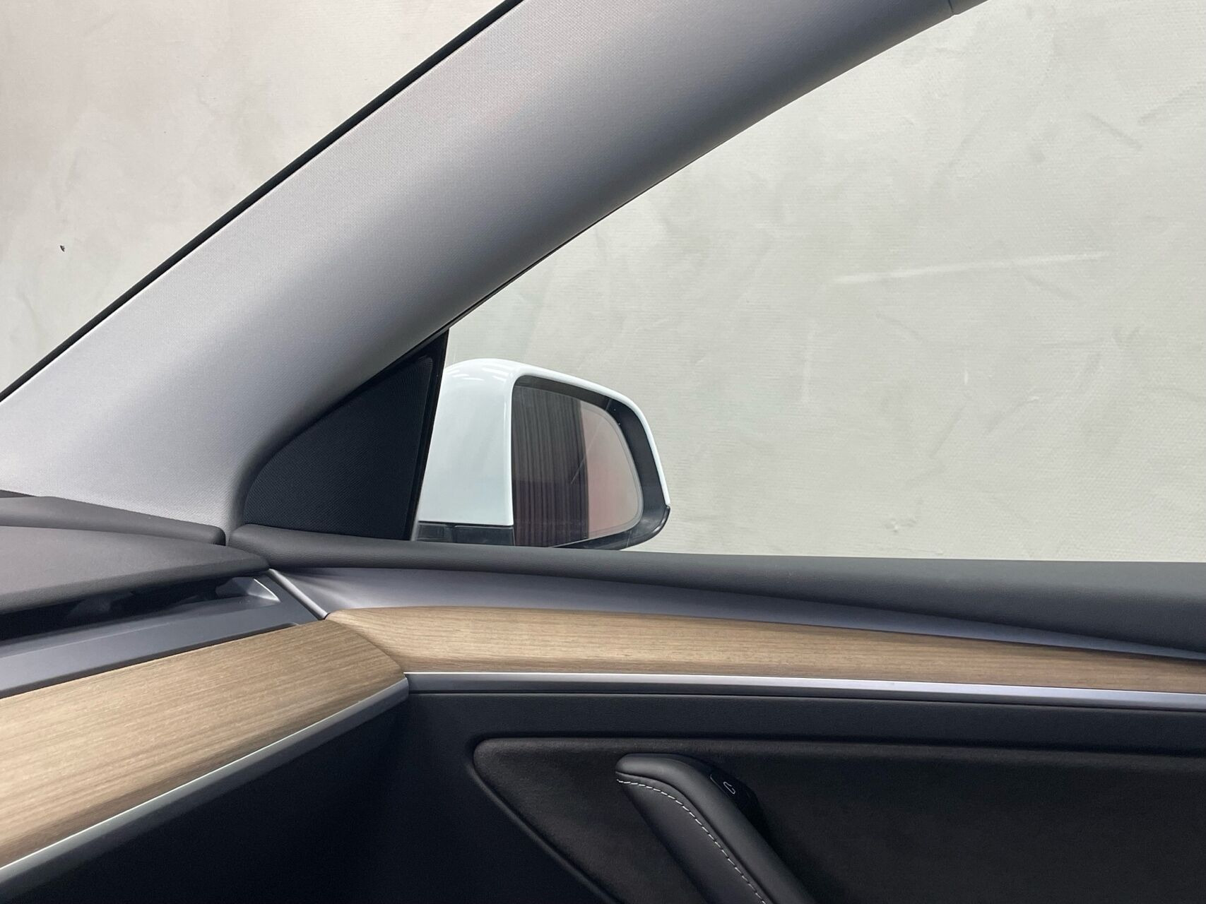 Hvid Tesla Model Y fra 2022