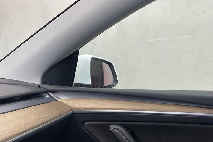 Hvid Tesla Model Y fra 2022