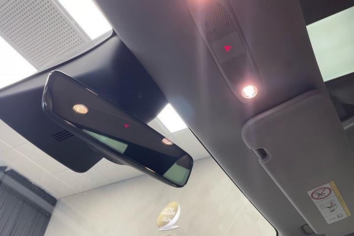 Hvid Tesla Model Y fra 2022