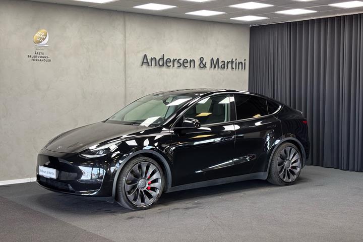 Sort Tesla Model Y fra 2022