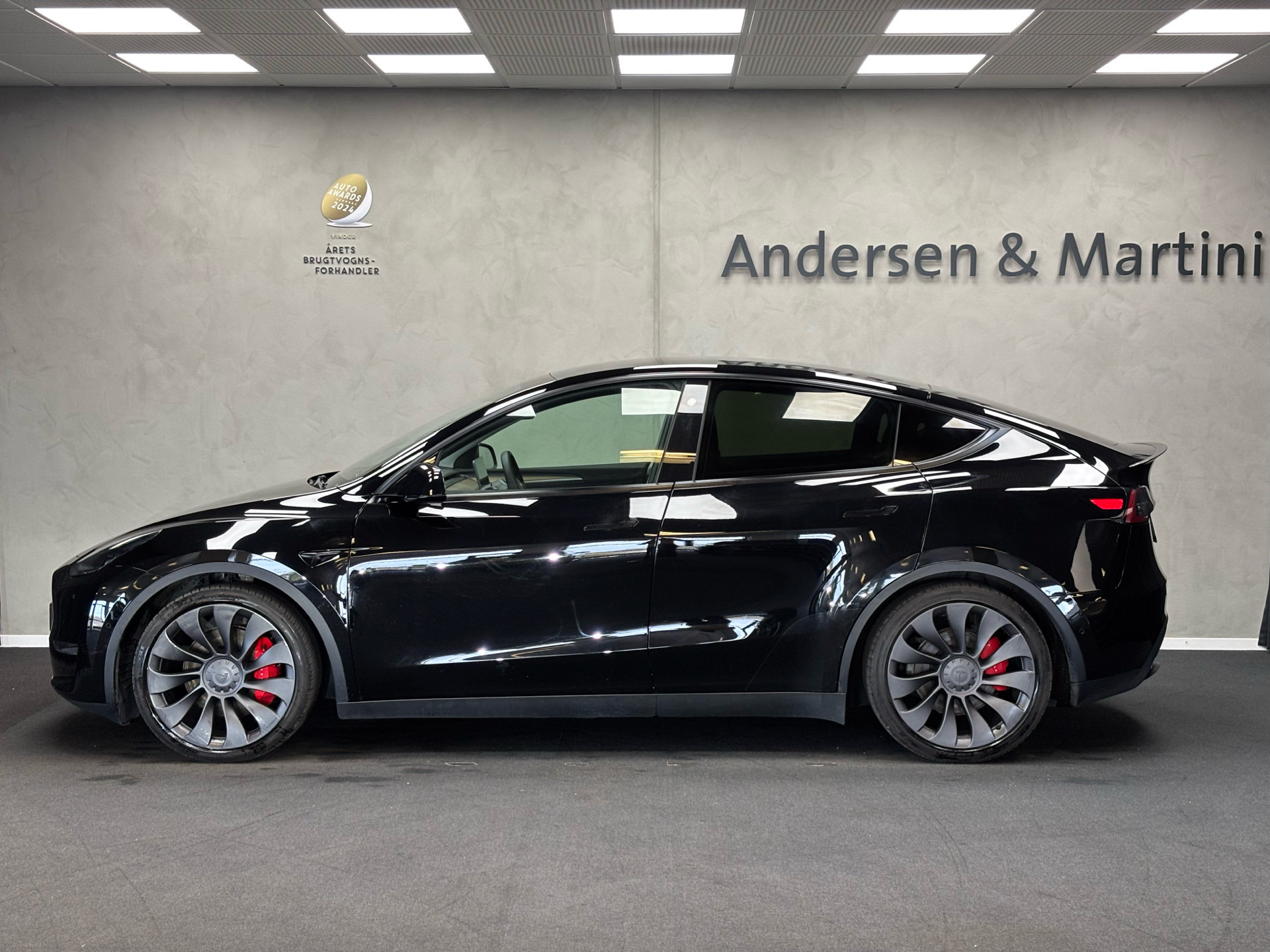 Sort Tesla Model Y fra 2022
