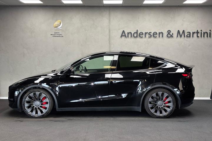 Sort Tesla Model Y fra 2022