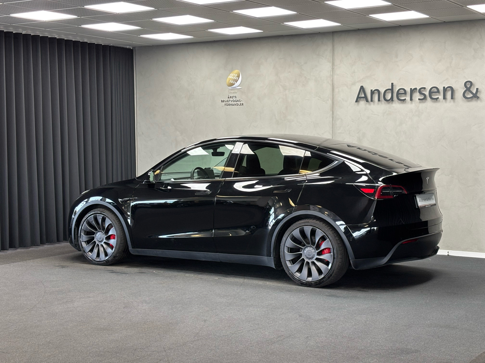 Sort Tesla Model Y fra 2022