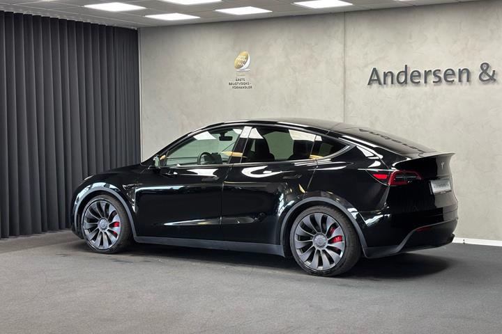 Sort Tesla Model Y fra 2022
