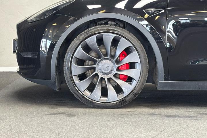 Sort Tesla Model Y fra 2022