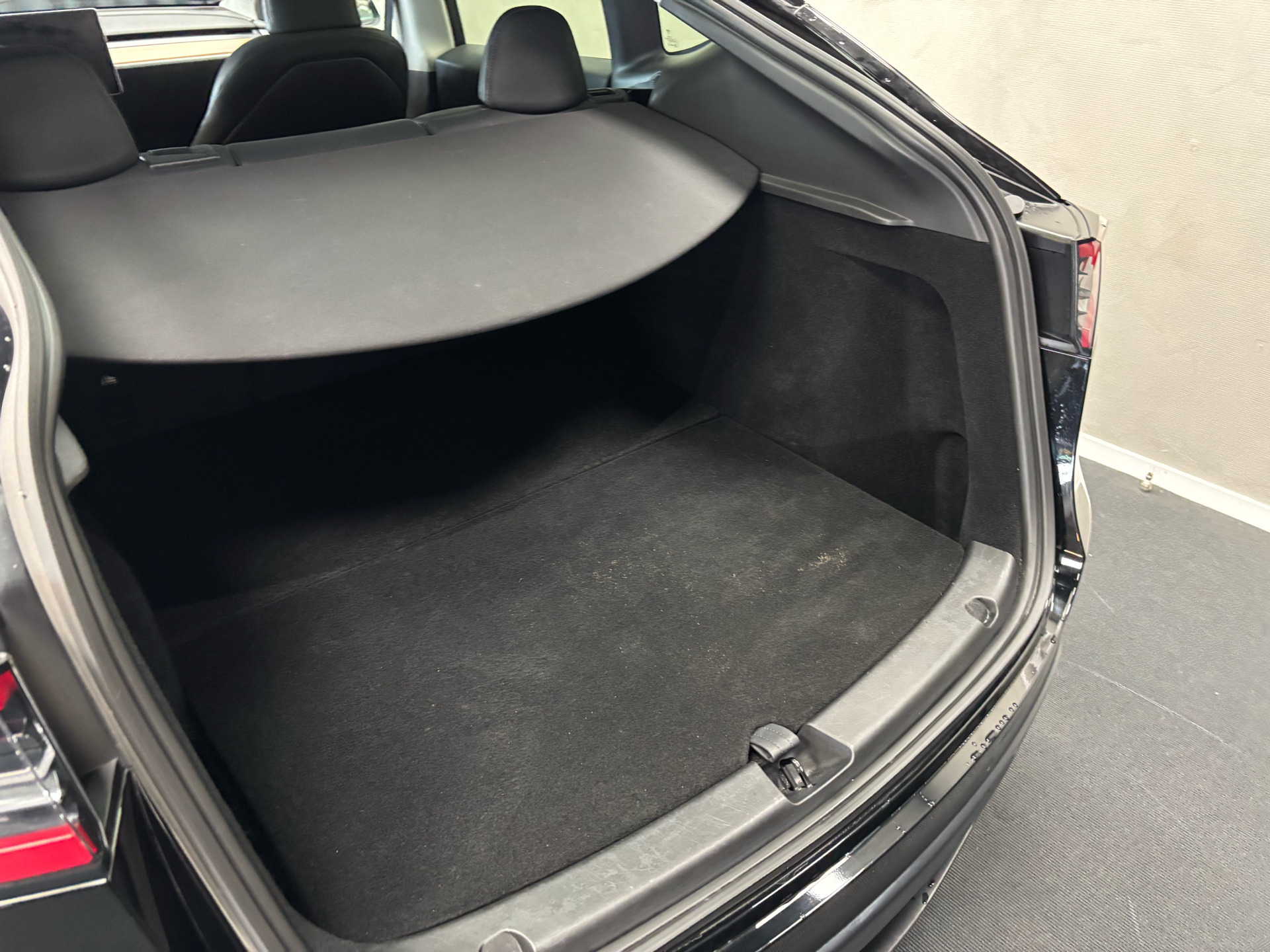 Sort Tesla Model Y fra 2022