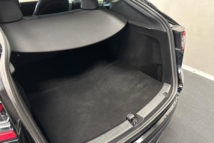 Sort Tesla Model Y fra 2022
