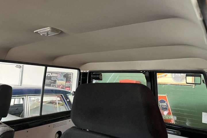 Sort Toyota Landcruiser fra 1986