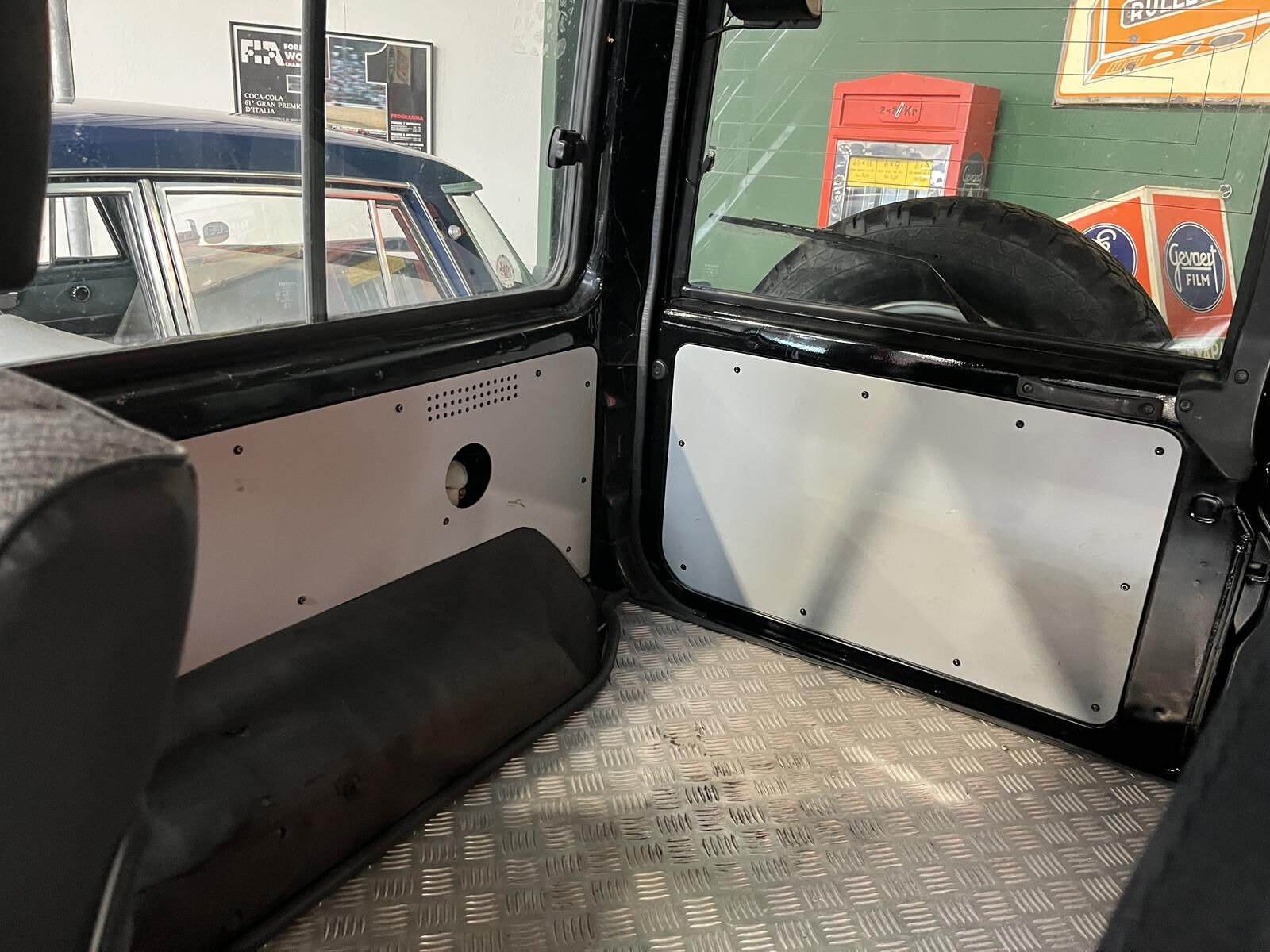 Sort Toyota Landcruiser fra 1986