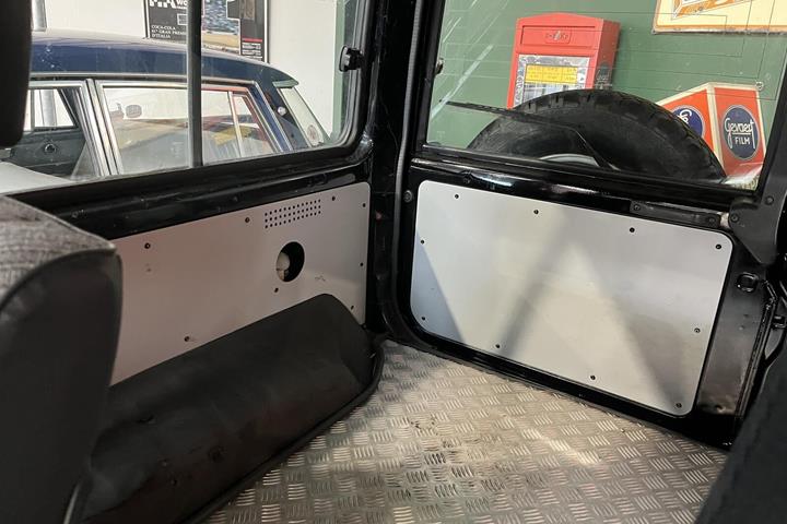 Sort Toyota Landcruiser fra 1986