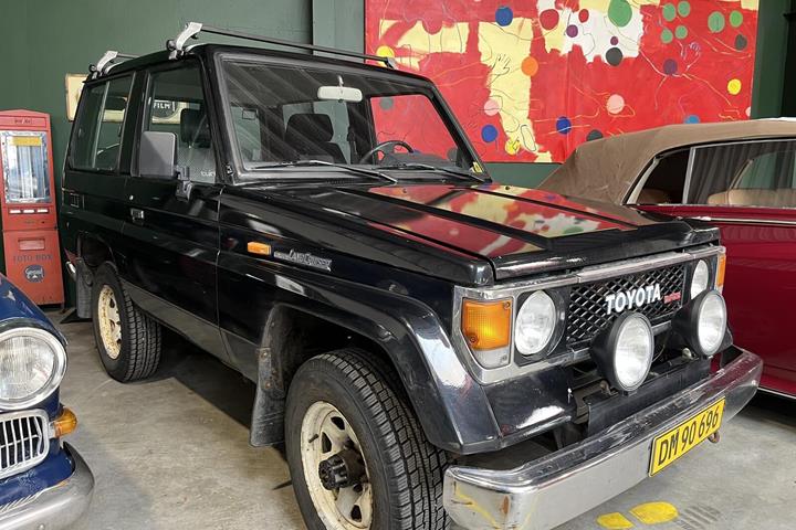 Sort Toyota Landcruiser fra 1986