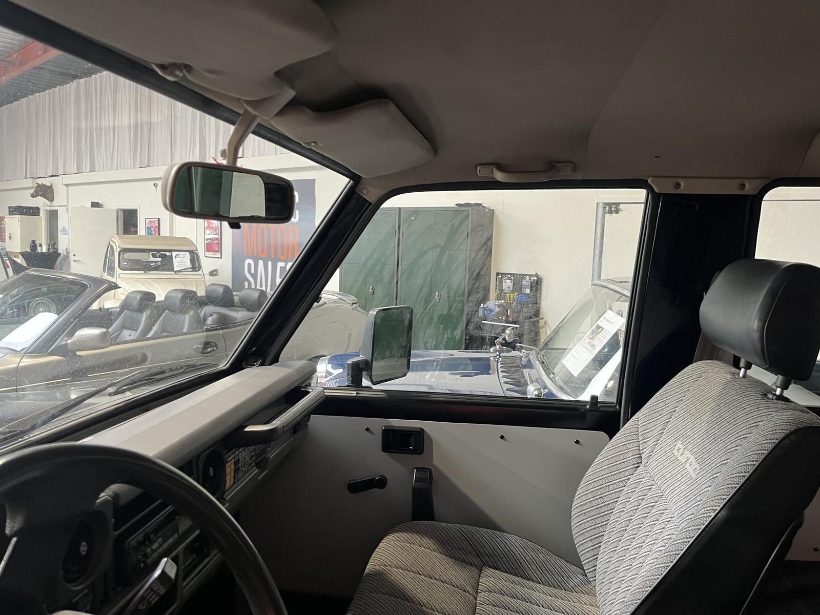 Sort Toyota Landcruiser fra 1986
