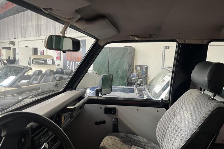 Sort Toyota Landcruiser fra 1986
