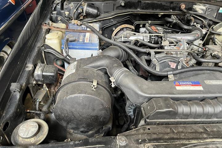 Sort Toyota Landcruiser fra 1986