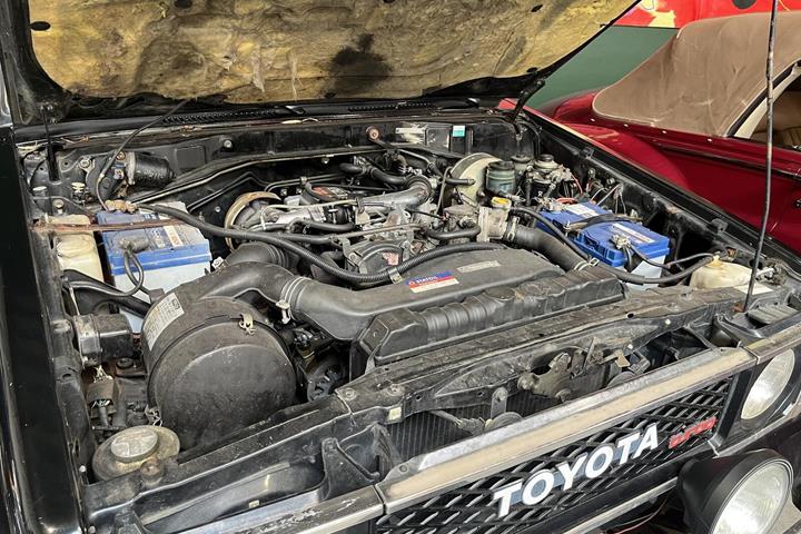 Sort Toyota Landcruiser fra 1986