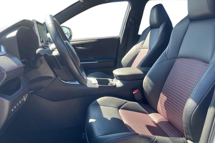 Hvid Toyota RAV4 Plug-in fra 2021