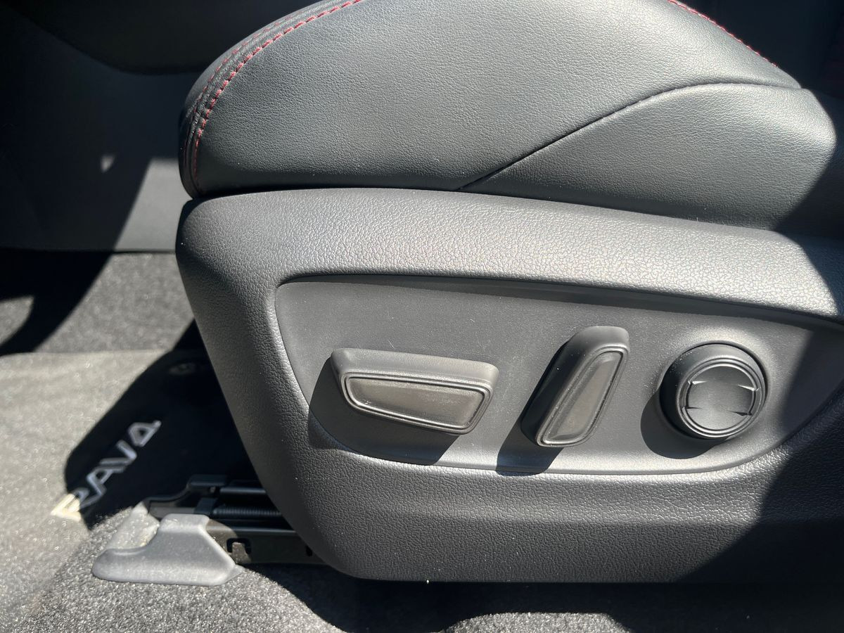 Hvid Toyota RAV4 Plug-in fra 2021