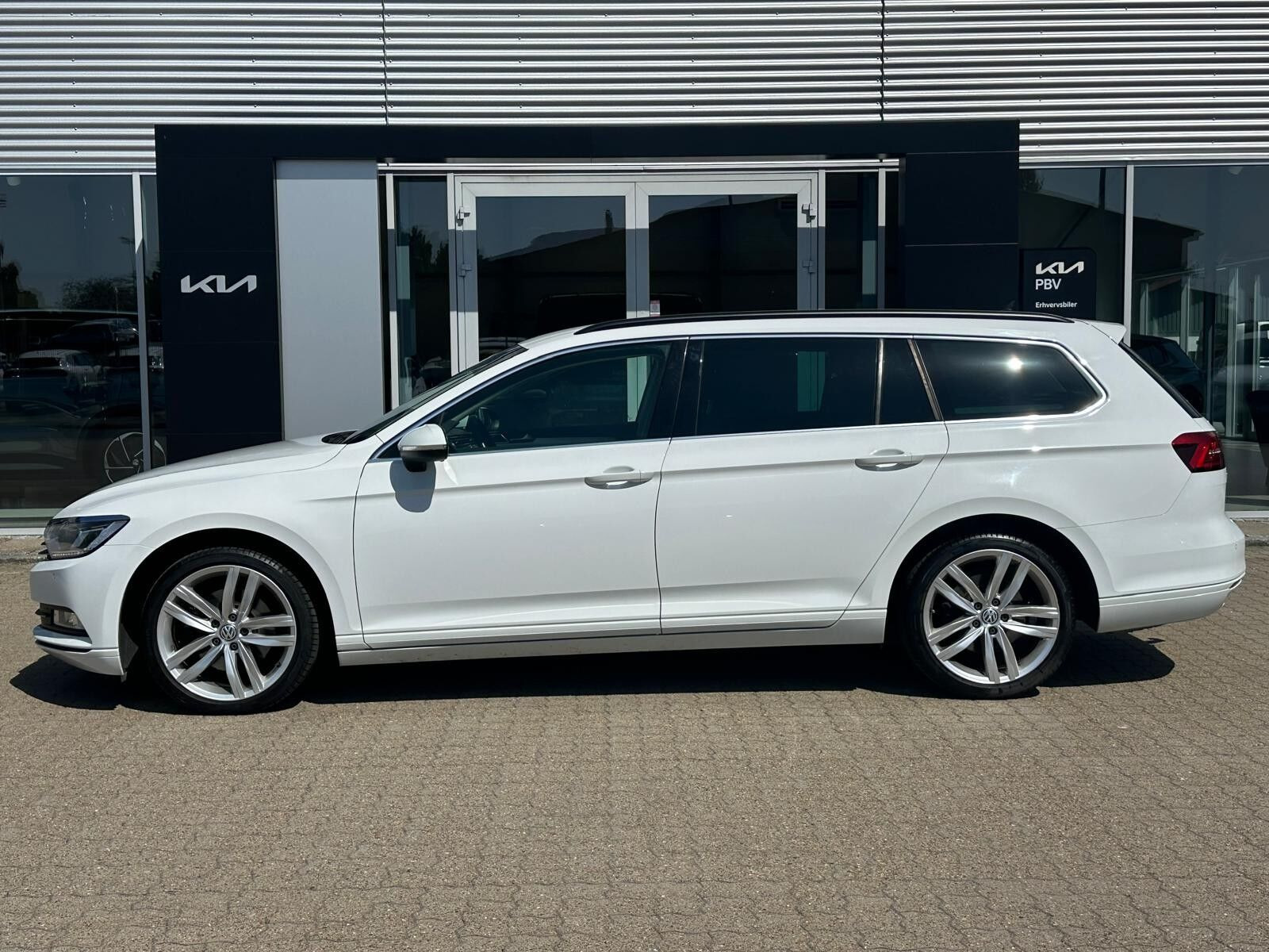 Hvid VW Passat fra 2018
