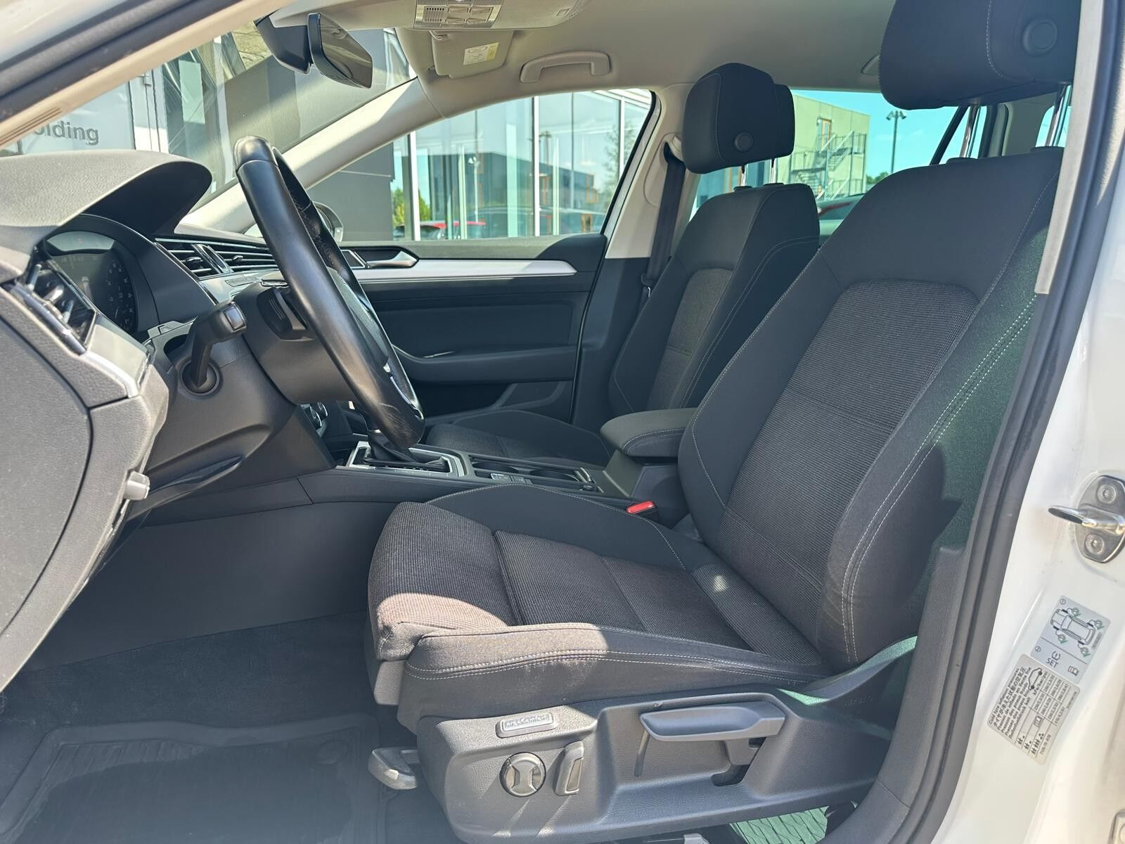 Hvid VW Passat fra 2018
