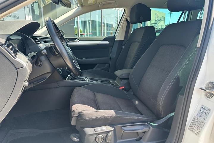 Hvid VW Passat fra 2018