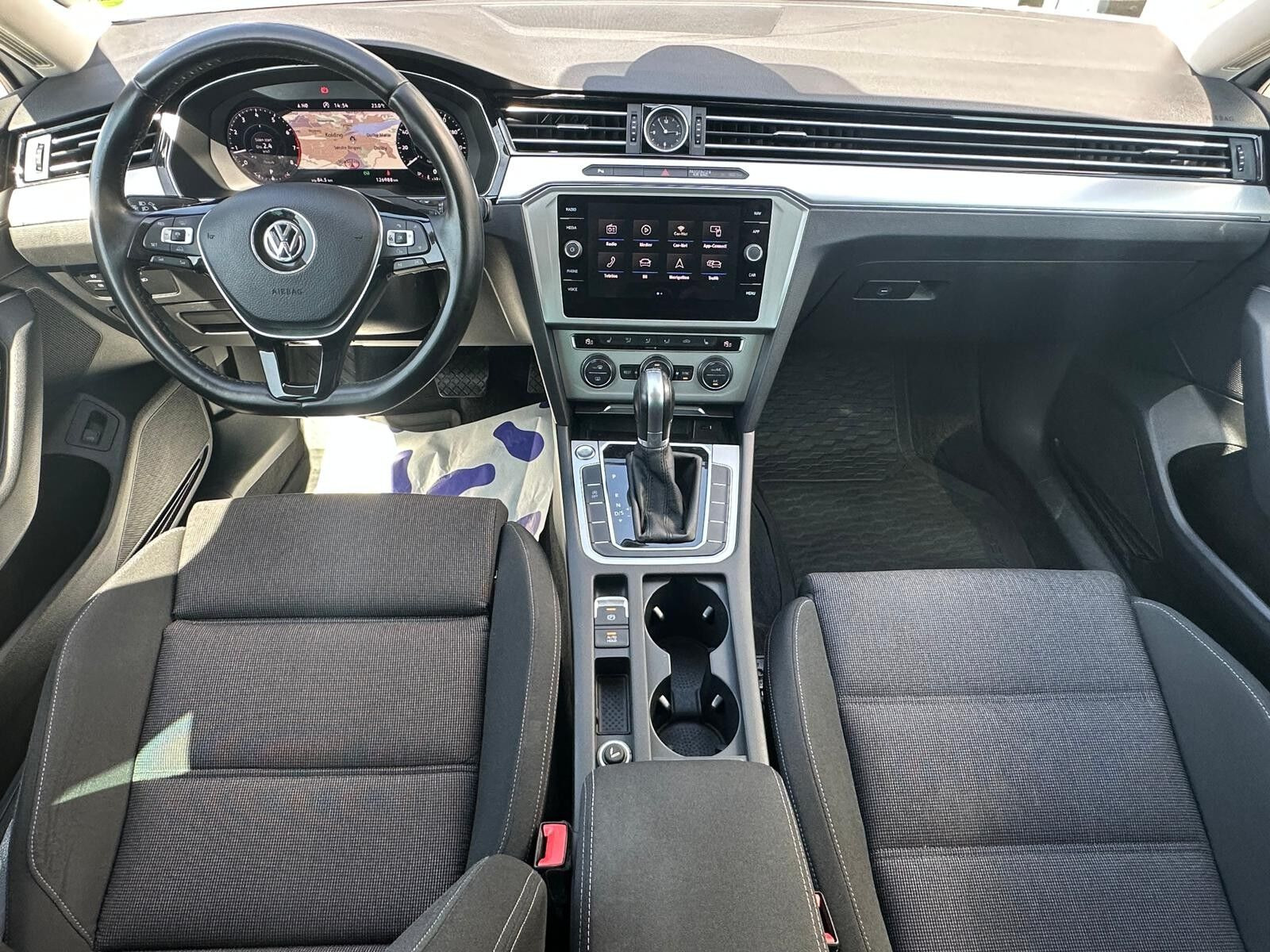Hvid VW Passat fra 2018