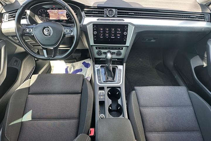 Hvid VW Passat fra 2018