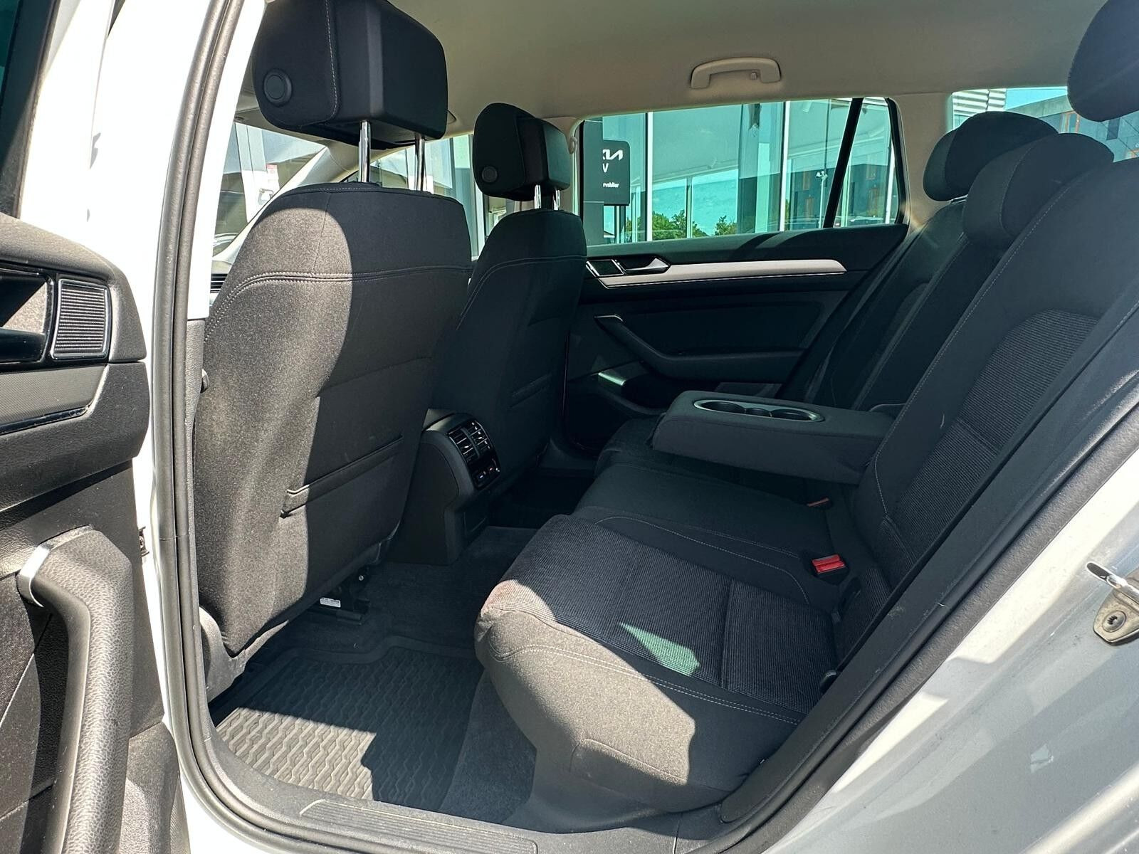 Hvid VW Passat fra 2018