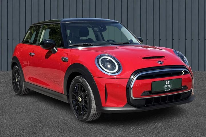 Rød Mini Cooper SE fra 2023