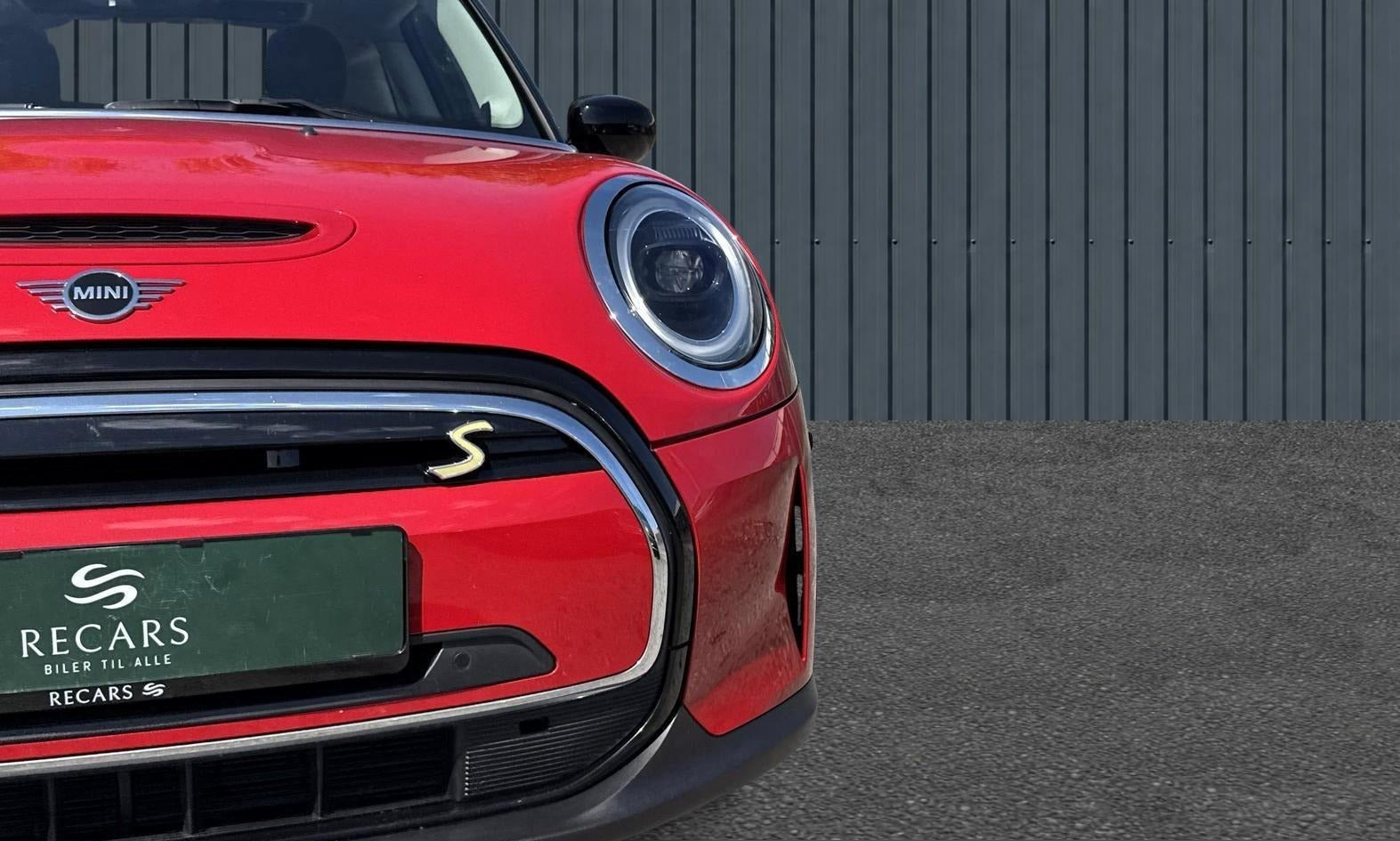 Rød Mini Cooper SE fra 2023