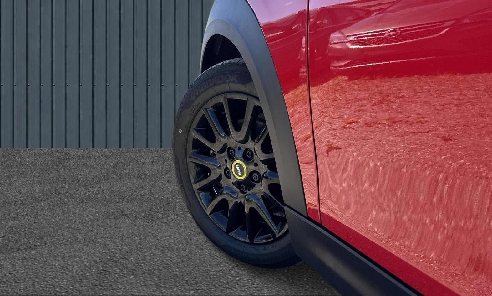 Rød Mini Cooper SE fra 2023