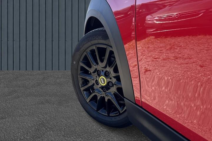 Rød Mini Cooper SE fra 2023