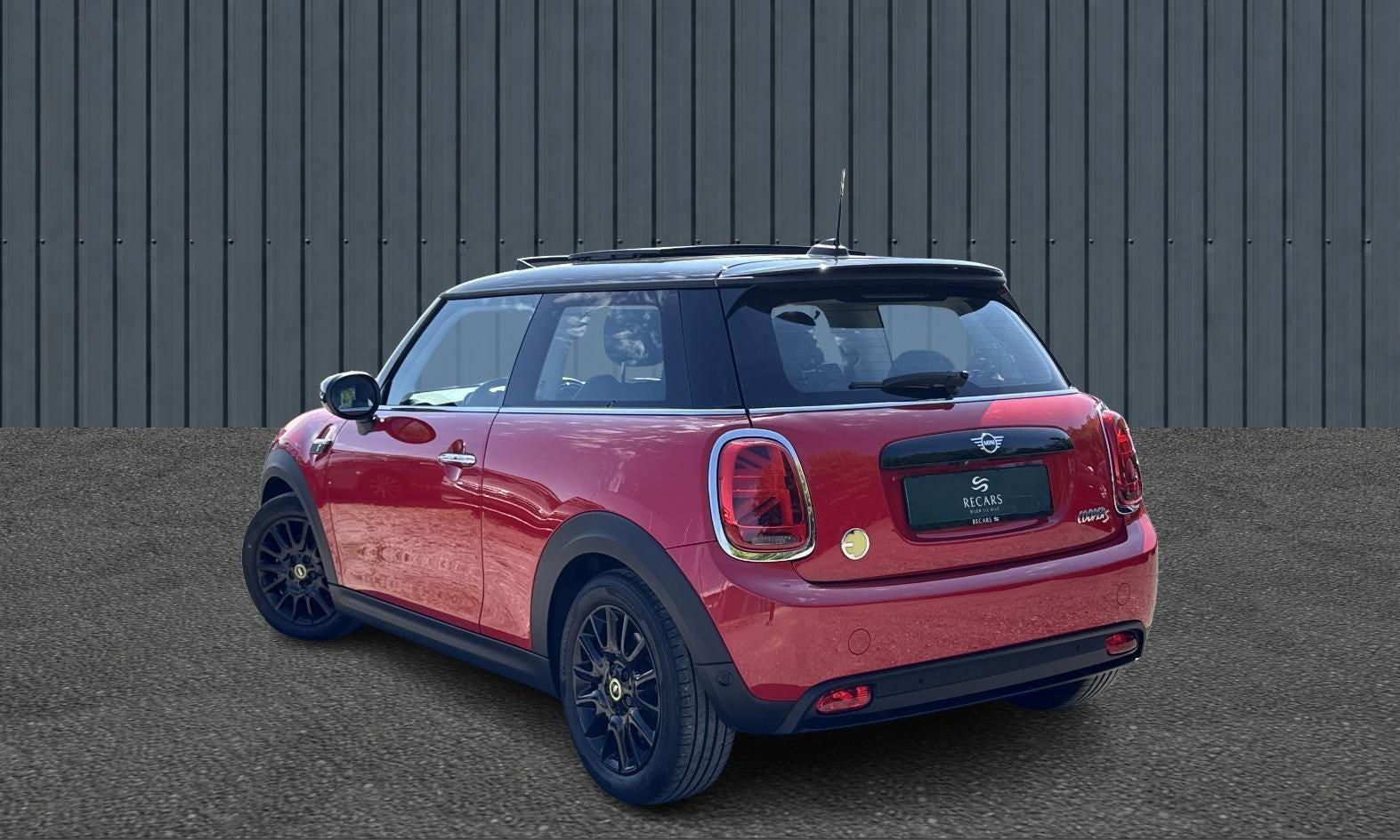 Rød Mini Cooper SE fra 2023