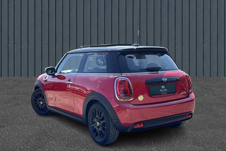 Rød Mini Cooper SE fra 2023