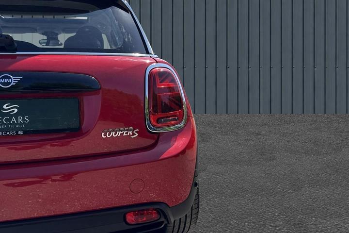 Rød Mini Cooper SE fra 2023