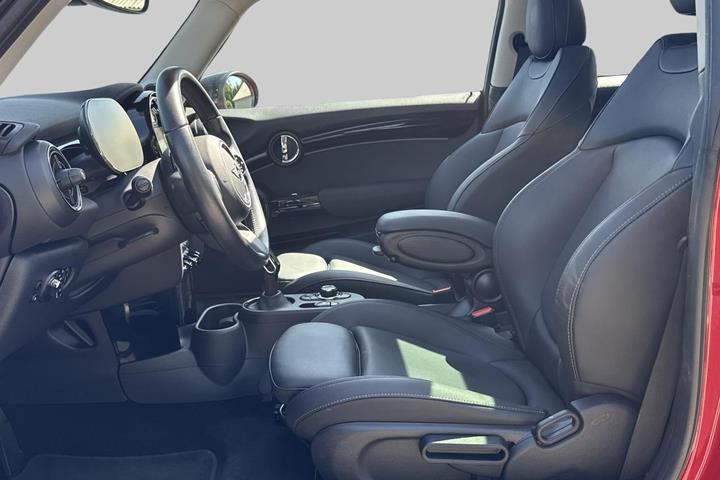 Rød Mini Cooper SE fra 2023