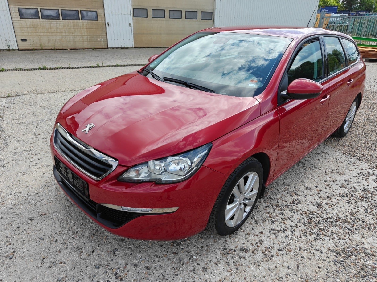 Gul Peugeot 308 fra 2016