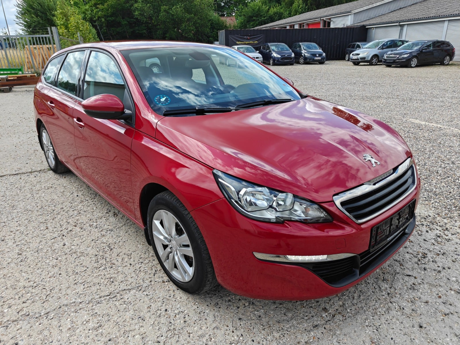 Gul Peugeot 308 fra 2016