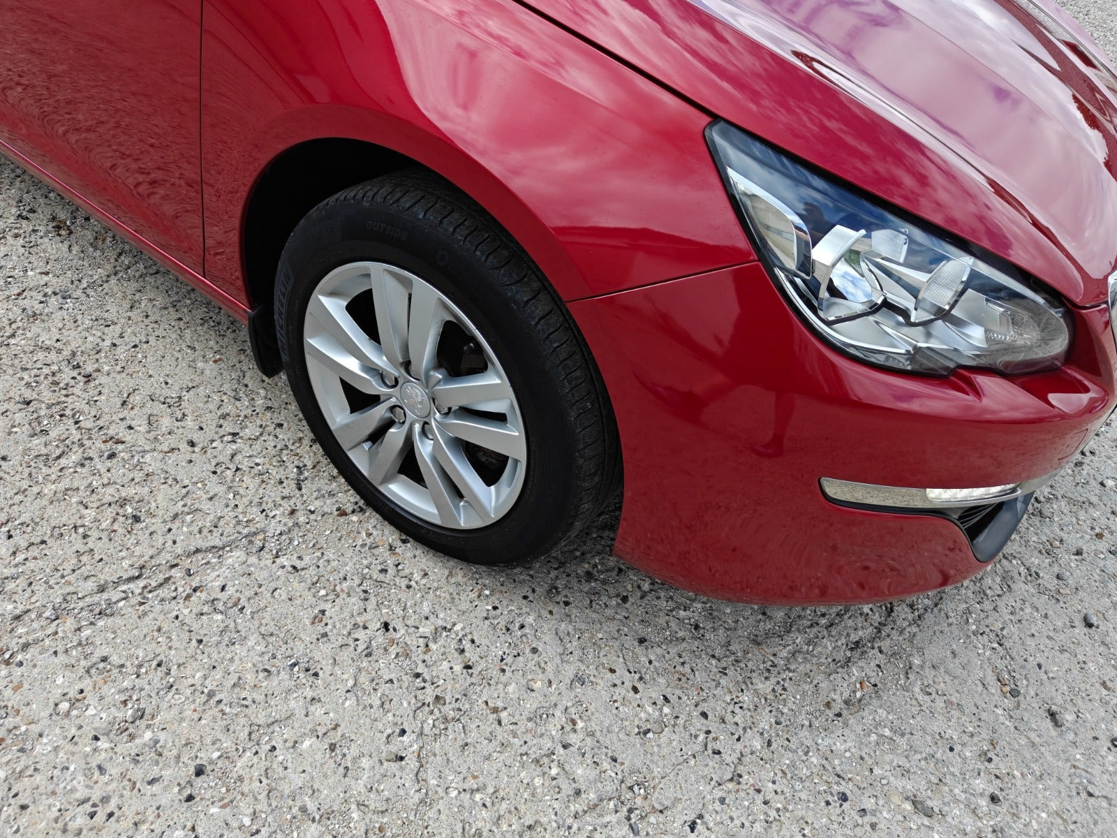 Gul Peugeot 308 fra 2016