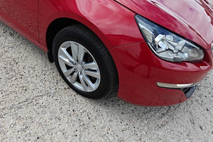 Gul Peugeot 308 fra 2016