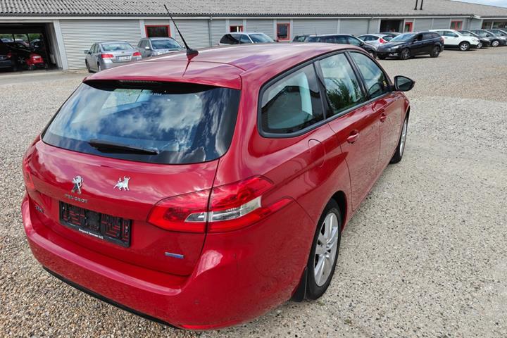 Gul Peugeot 308 fra 2016