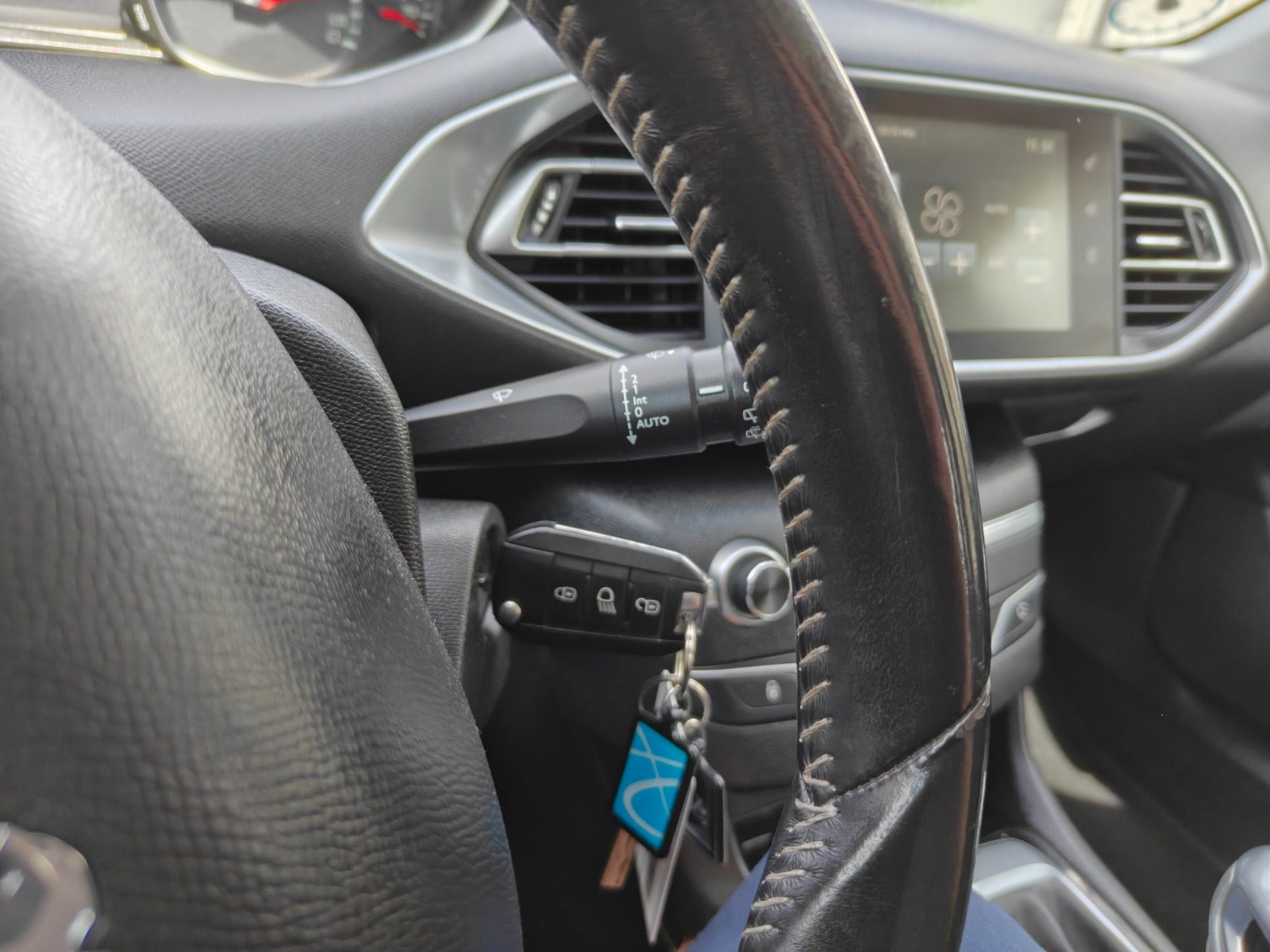 Gul Peugeot 308 fra 2016