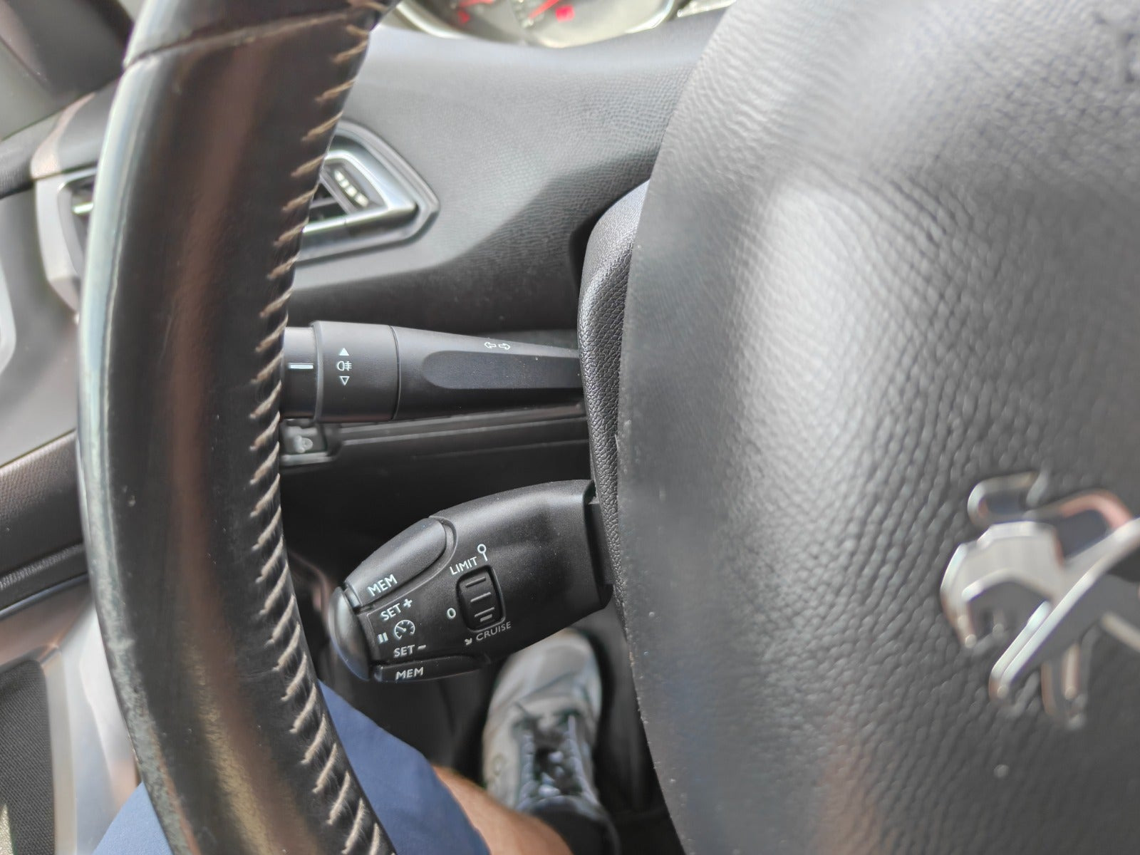 Gul Peugeot 308 fra 2016