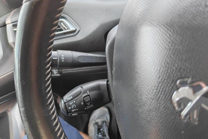 Gul Peugeot 308 fra 2016