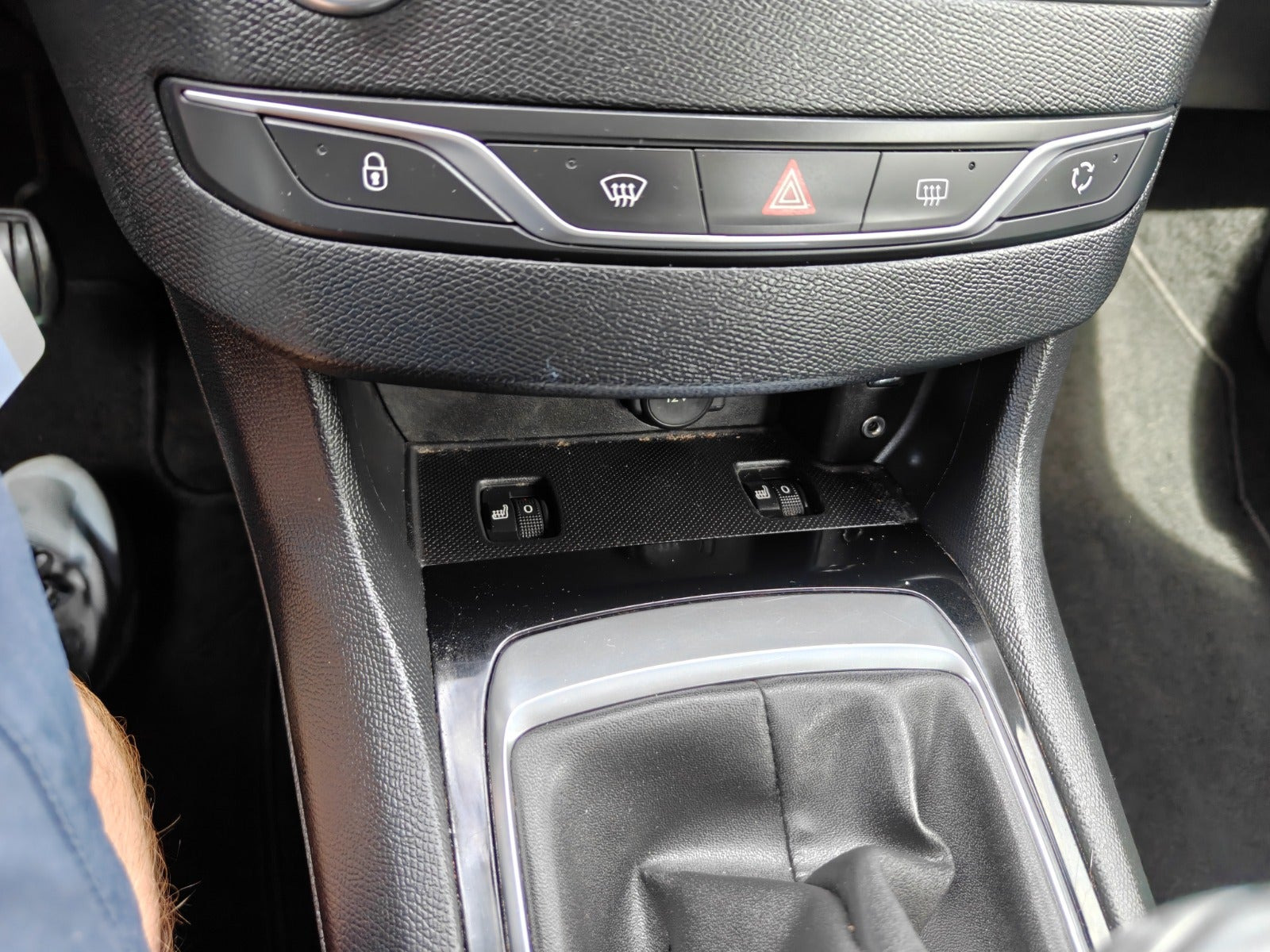 Gul Peugeot 308 fra 2016