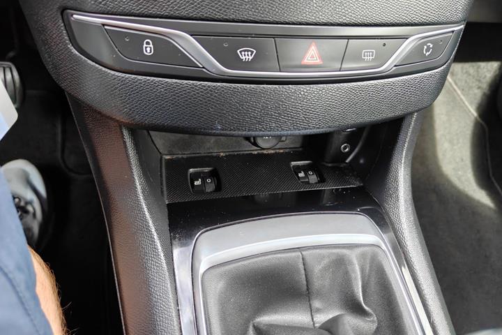 Gul Peugeot 308 fra 2016