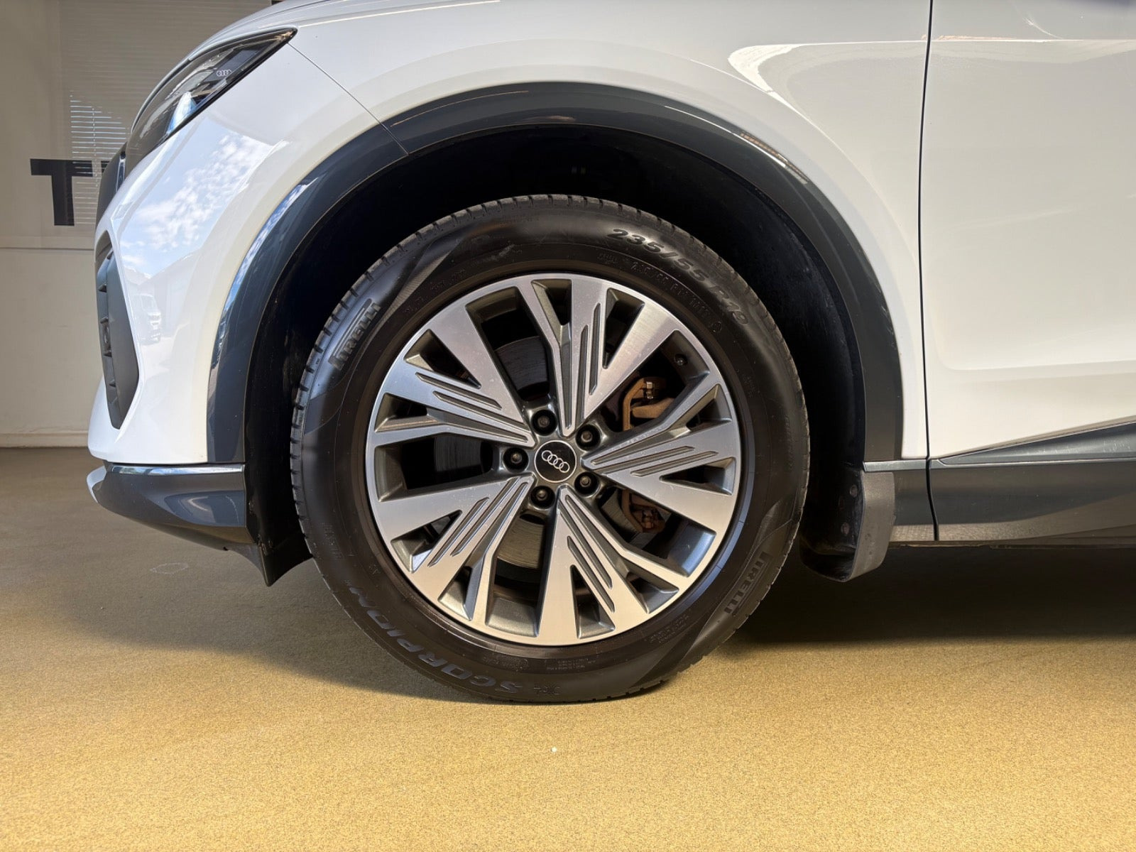 Hvid Audi Q4 e-tron fra 2023