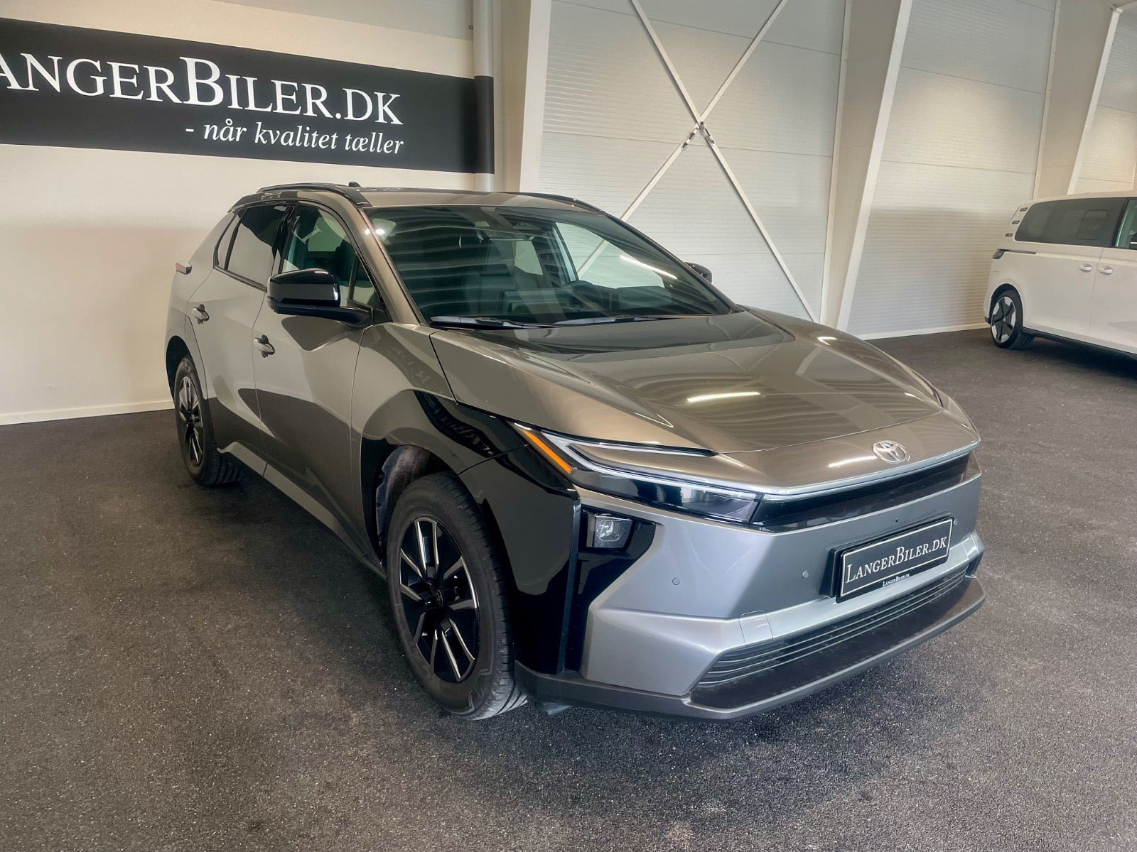 Grå Toyota BZ4X fra 2026