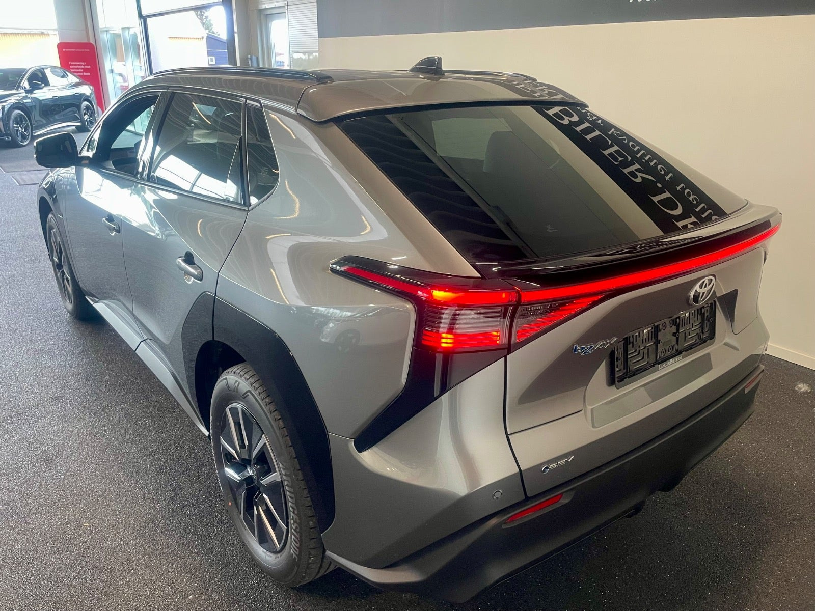 Grå Toyota BZ4X fra 2026