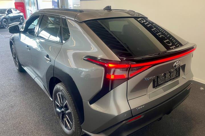 Grå Toyota BZ4X fra 2026